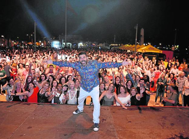 Tony Aguilar posa en el escenario ante sus fans.