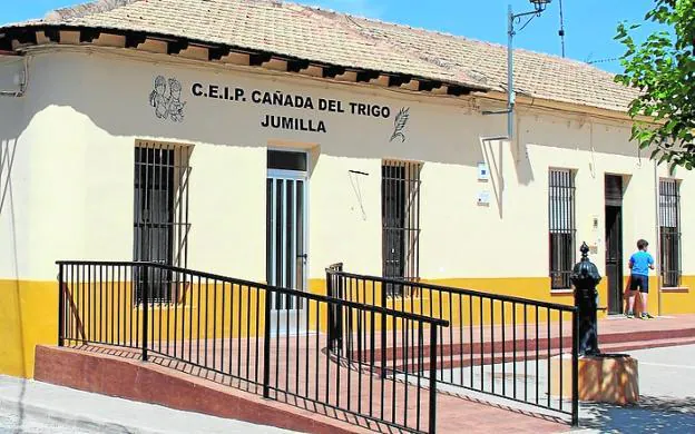 La fachada del CEIP Cañada del Trigo luce como nueva.