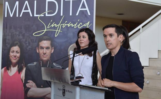 La directora de la OSRM, Virginia Martínez, junto al compositor y cantante Jorge Ruiz.