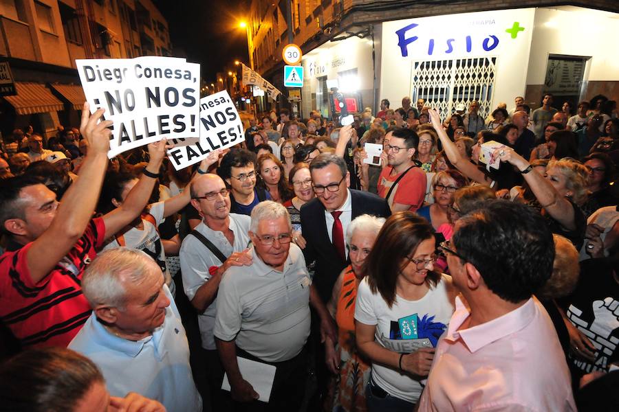 El socialista se reunió anoche en las vías con decenas de vecinos, que pidieron que no les falle