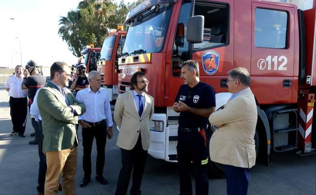 El consejero de Presidencia, Pedro Rivera, y el alcalde de Los Alcázares, Anastasio Bastida, durante su visita al Parque de Bomberos del Mar Menor.