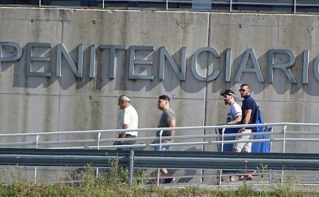 Abandonan la cárcel los cinco miembros de 'La Manada'