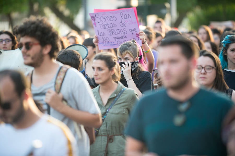 La concentración ha finalizado en Murcia con una marcha por las calles del centro.