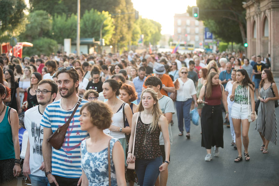 La concentración ha finalizado en Murcia con una marcha por las calles del centro.