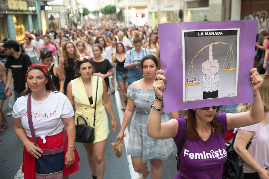 La concentración ha finalizado en Murcia con una marcha por las calles del centro.