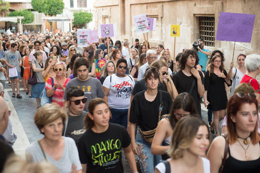 La concentración ha finalizado en Murcia con una marcha por las calles del centro.