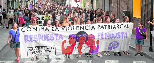 La pancarta que encabezaba ayer la manifestación que recorrió el centro de Murcia contra la excarcelación de 'La Manada'. 