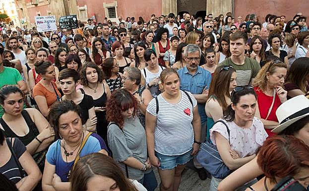 Imagen de la protesta de ayer en Murcia contra la excarcelación de los miembros de La Manada.