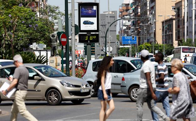 Un termómetro a pleno sol, ayer a mediodía, en Murcia. 