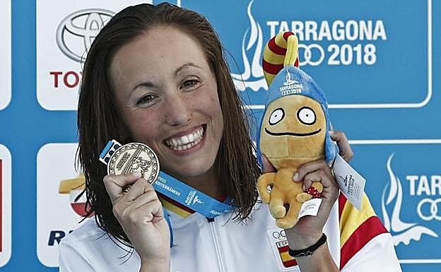 Jessica Vall sonríe junto a su medalla.