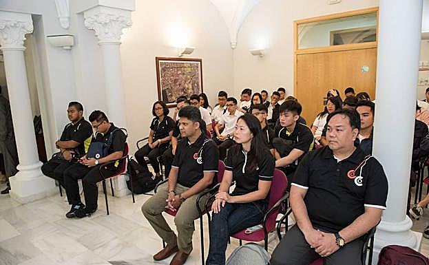Los estudiantes, este lunes, en la recepción del rectorado de la UPCT. 