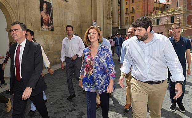 María Dolores de Cospedal acompañada por el alcalde de Murcia y el presidente de la Comunidad por el centro de la capital.