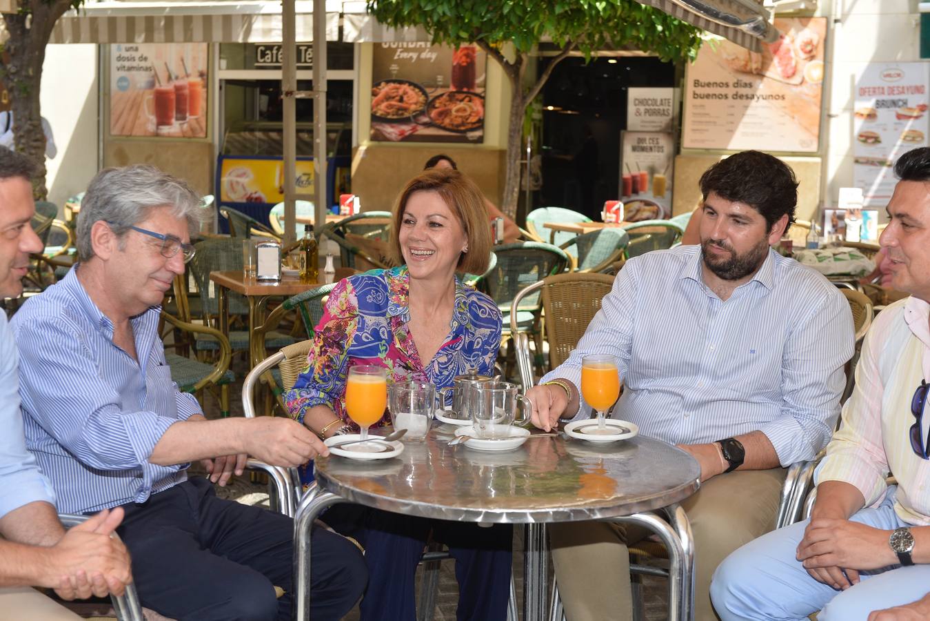 «Los mayores de 45 años también tenemos derecho a la vida», reivindica la exministra de Defensa en Murcia, al tiempo que proclama que su partido no quiere «gobernar a costa de lo que sea, eso se lo dejamos a Pedro Sánchez»