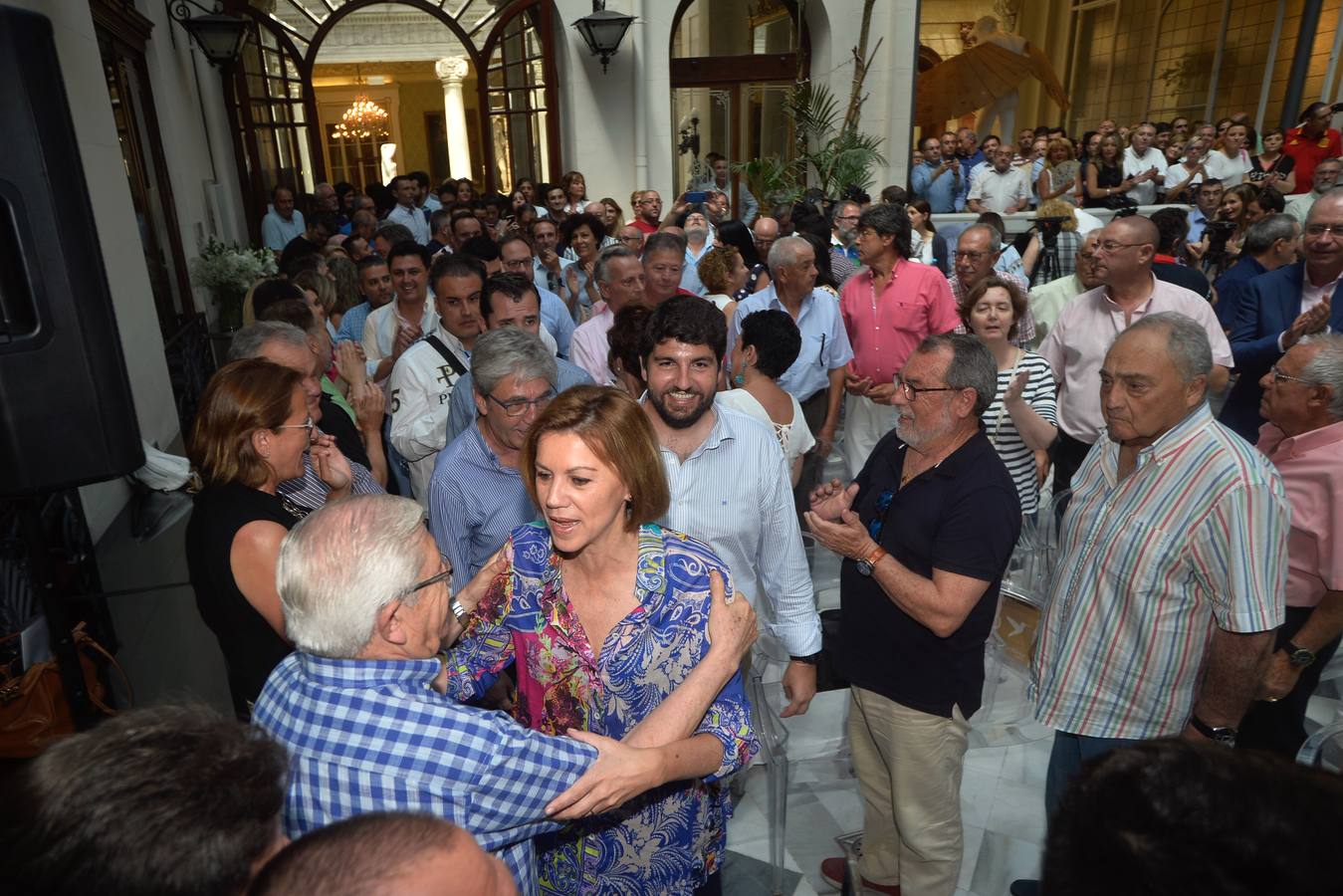 «Los mayores de 45 años también tenemos derecho a la vida», reivindica la exministra de Defensa en Murcia, al tiempo que proclama que su partido no quiere «gobernar a costa de lo que sea, eso se lo dejamos a Pedro Sánchez»