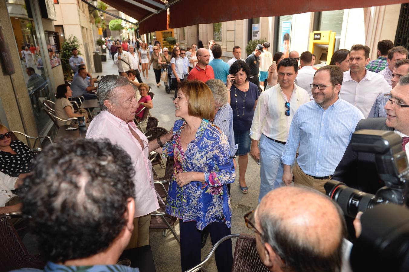 «Los mayores de 45 años también tenemos derecho a la vida», reivindica la exministra de Defensa en Murcia, al tiempo que proclama que su partido no quiere «gobernar a costa de lo que sea, eso se lo dejamos a Pedro Sánchez»