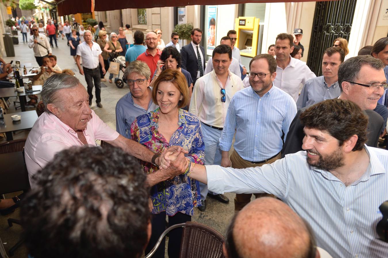 «Los mayores de 45 años también tenemos derecho a la vida», reivindica la exministra de Defensa en Murcia, al tiempo que proclama que su partido no quiere «gobernar a costa de lo que sea, eso se lo dejamos a Pedro Sánchez»