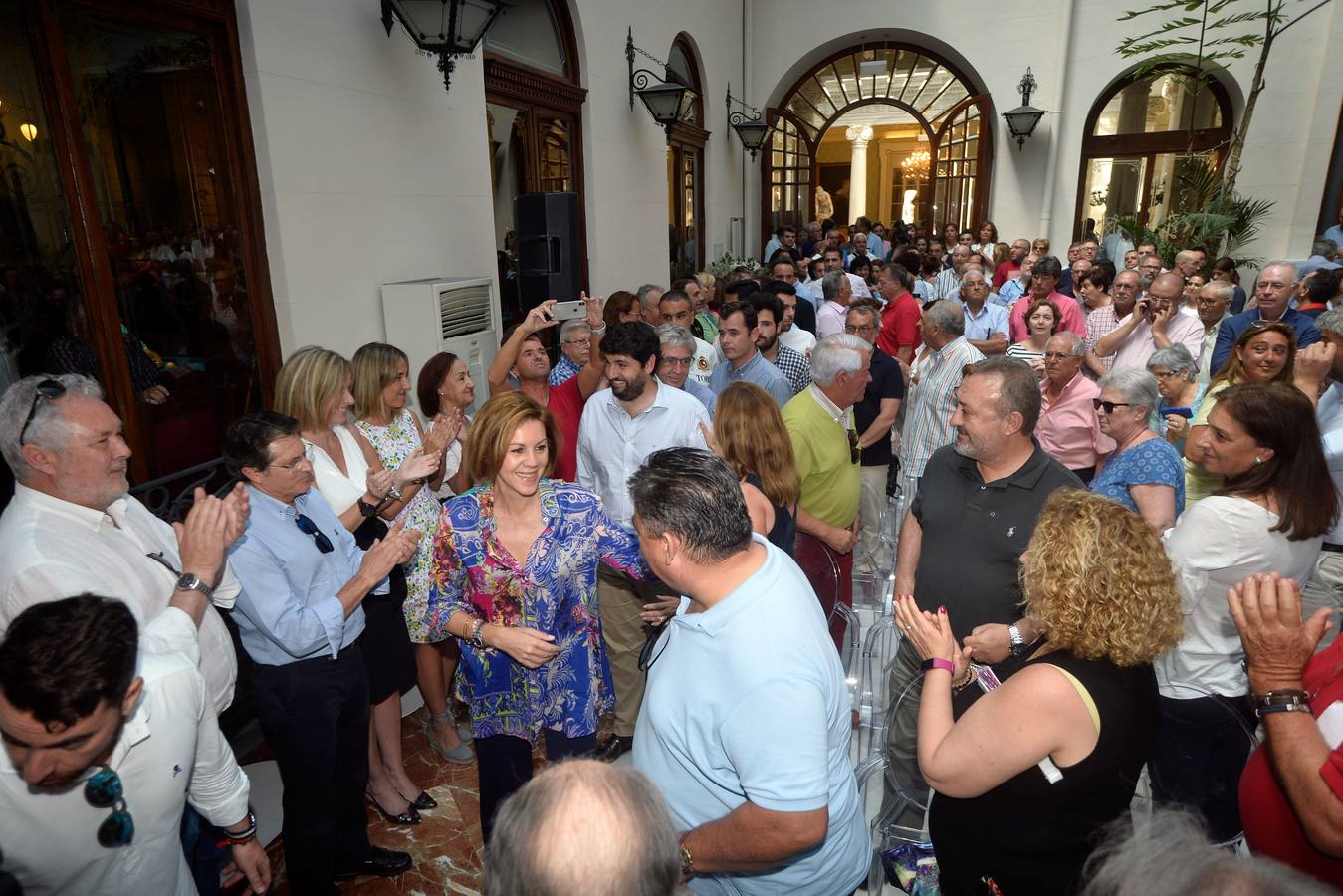 «Los mayores de 45 años también tenemos derecho a la vida», reivindica la exministra de Defensa en Murcia, al tiempo que proclama que su partido no quiere «gobernar a costa de lo que sea, eso se lo dejamos a Pedro Sánchez»