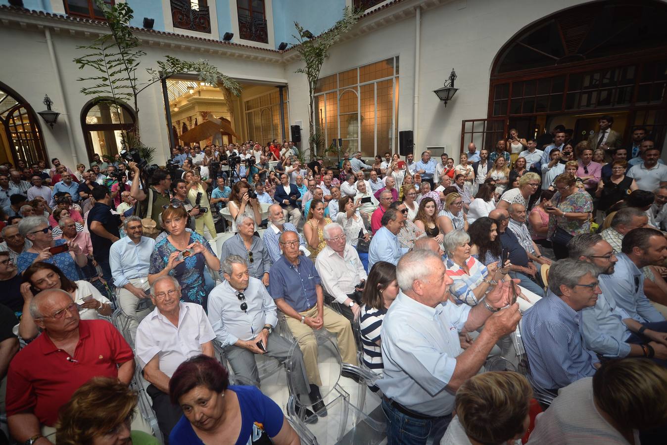 «Los mayores de 45 años también tenemos derecho a la vida», reivindica la exministra de Defensa en Murcia, al tiempo que proclama que su partido no quiere «gobernar a costa de lo que sea, eso se lo dejamos a Pedro Sánchez»