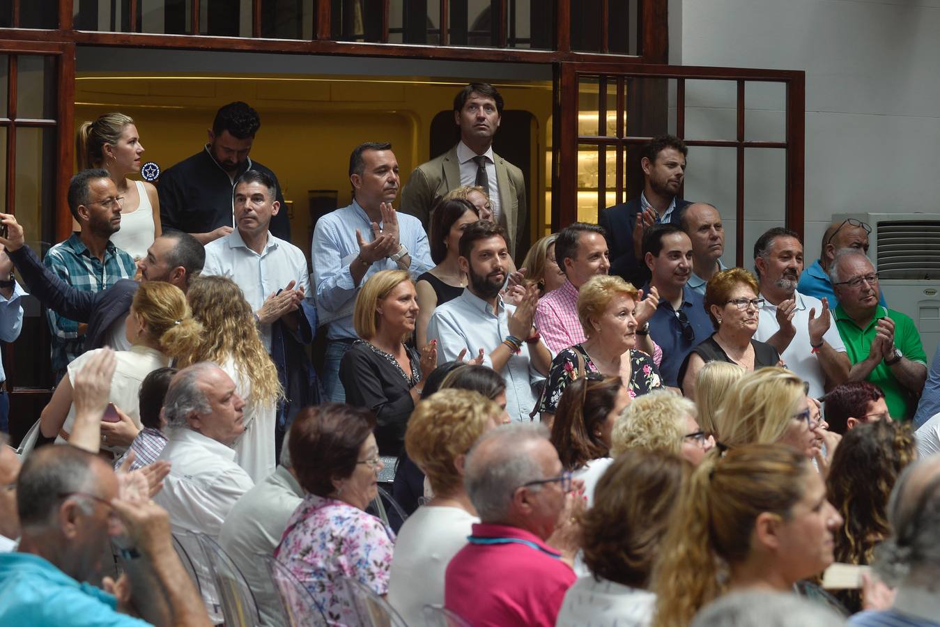 «Los mayores de 45 años también tenemos derecho a la vida», reivindica la exministra de Defensa en Murcia, al tiempo que proclama que su partido no quiere «gobernar a costa de lo que sea, eso se lo dejamos a Pedro Sánchez»