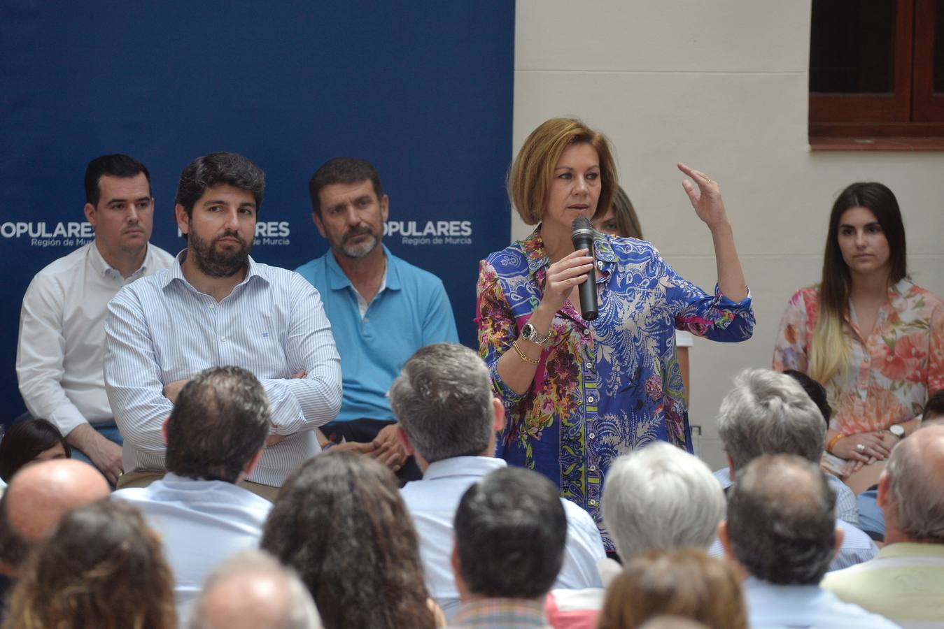 «Los mayores de 45 años también tenemos derecho a la vida», reivindica la exministra de Defensa en Murcia, al tiempo que proclama que su partido no quiere «gobernar a costa de lo que sea, eso se lo dejamos a Pedro Sánchez»
