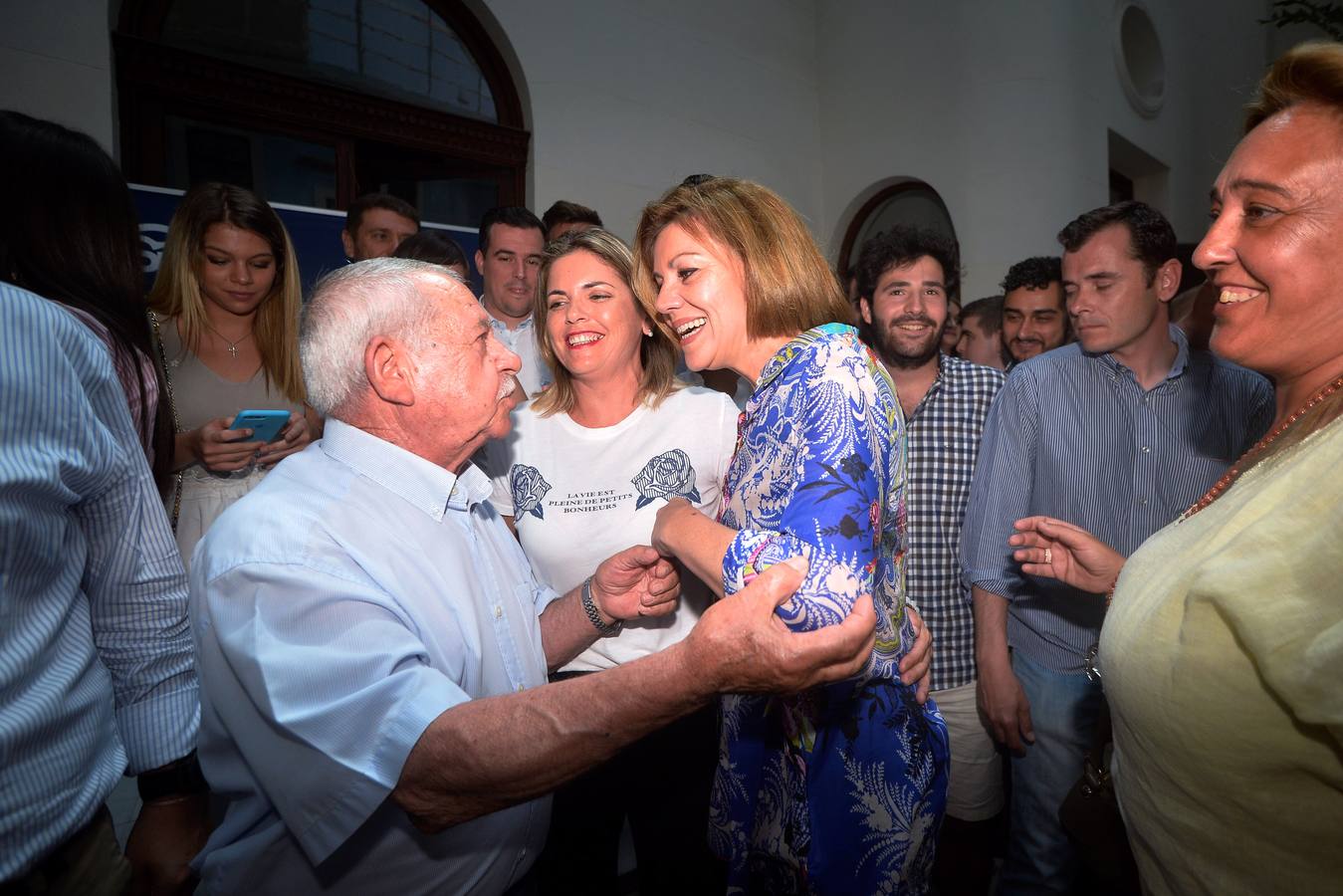 «Los mayores de 45 años también tenemos derecho a la vida», reivindica la exministra de Defensa en Murcia, al tiempo que proclama que su partido no quiere «gobernar a costa de lo que sea, eso se lo dejamos a Pedro Sánchez»