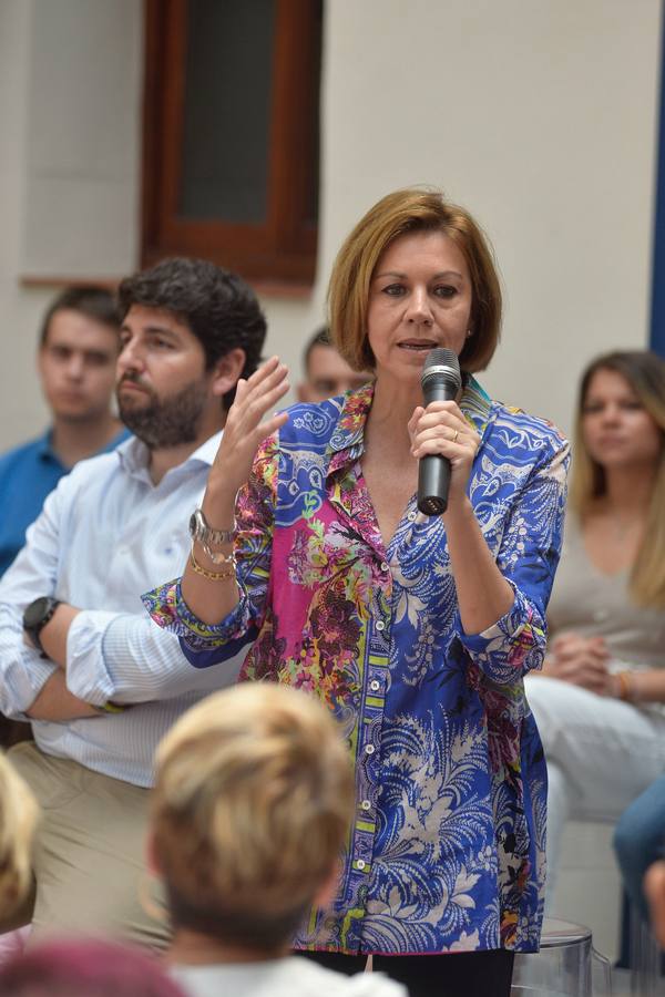 «Los mayores de 45 años también tenemos derecho a la vida», reivindica la exministra de Defensa en Murcia, al tiempo que proclama que su partido no quiere «gobernar a costa de lo que sea, eso se lo dejamos a Pedro Sánchez»