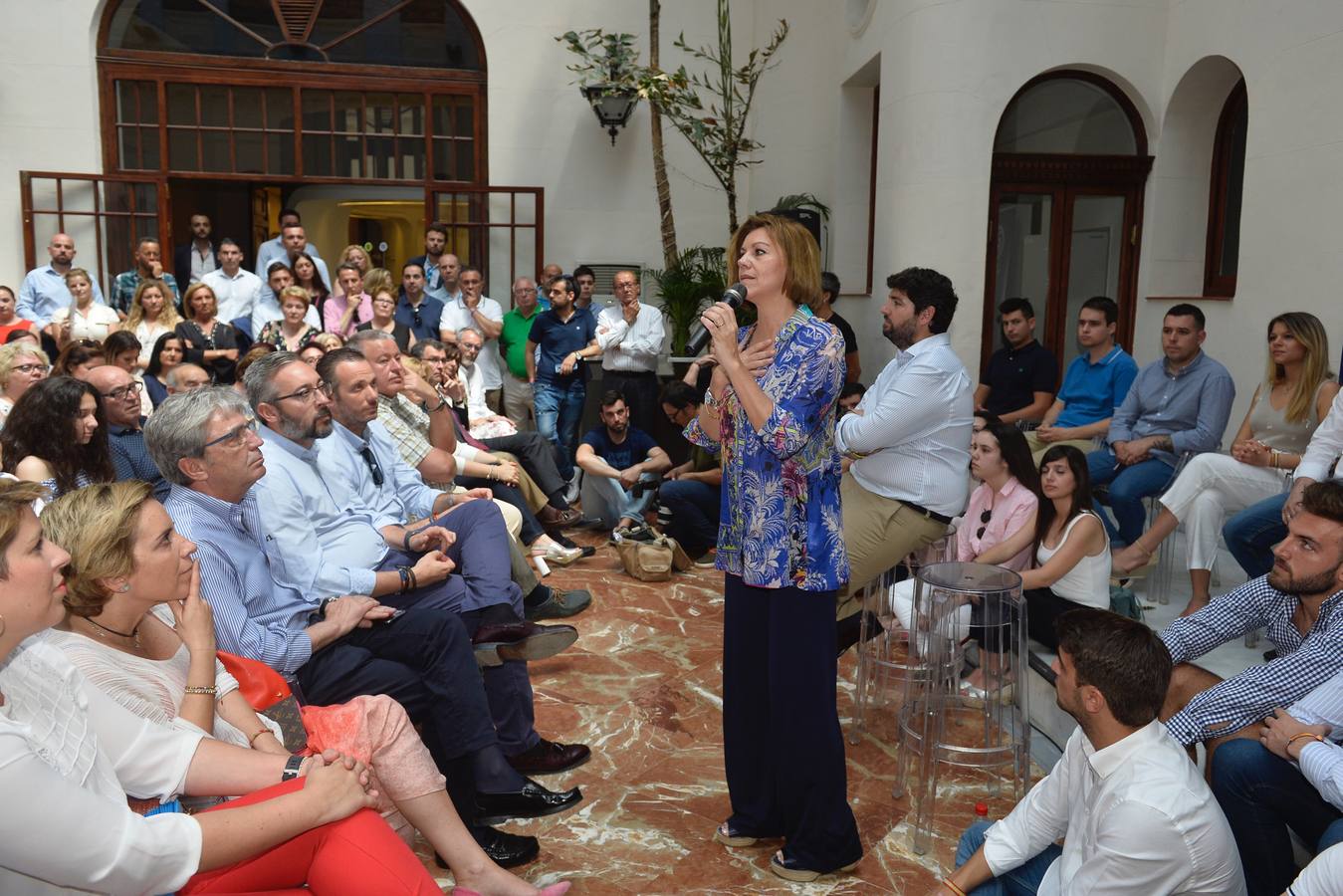 «Los mayores de 45 años también tenemos derecho a la vida», reivindica la exministra de Defensa en Murcia, al tiempo que proclama que su partido no quiere «gobernar a costa de lo que sea, eso se lo dejamos a Pedro Sánchez»