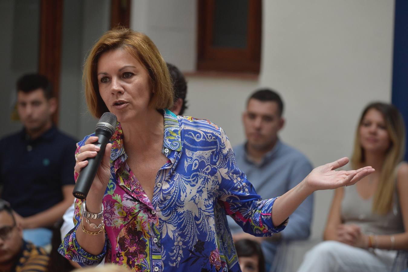 «Los mayores de 45 años también tenemos derecho a la vida», reivindica la exministra de Defensa en Murcia, al tiempo que proclama que su partido no quiere «gobernar a costa de lo que sea, eso se lo dejamos a Pedro Sánchez»