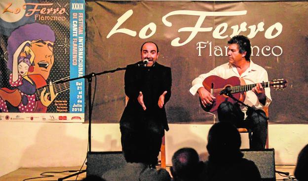 Antonio José Nieto, al cante acompañado por 'El Torero'.