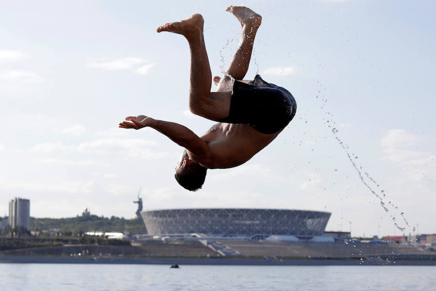 En estos días de de Mundial, los habitantes de Volgogrado combaten el calor con un chapuzón en el río Volga, a cuya orilla se levanta una de las sedes del campeonato