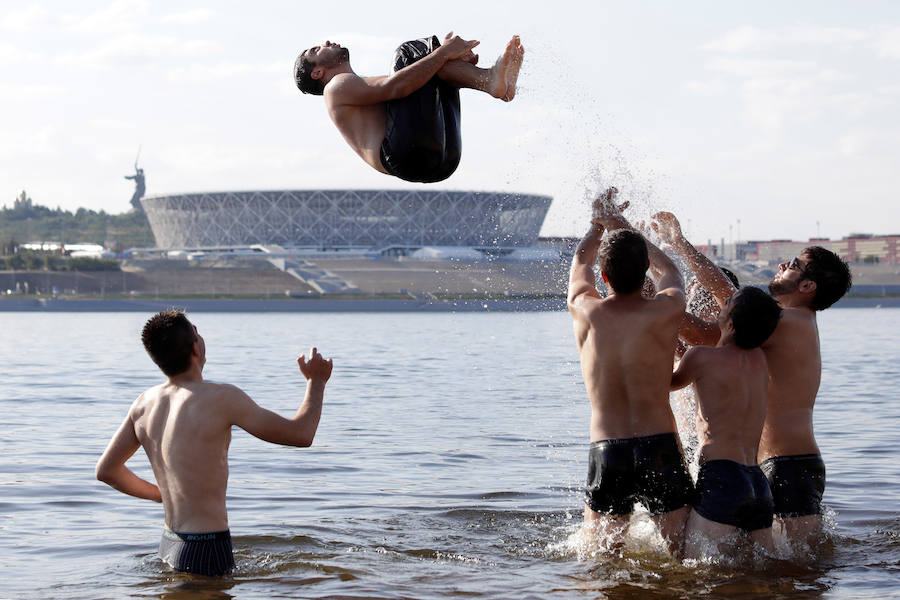 En estos días de de Mundial, los habitantes de Volgogrado combaten el calor con un chapuzón en el río Volga, a cuya orilla se levanta una de las sedes del campeonato