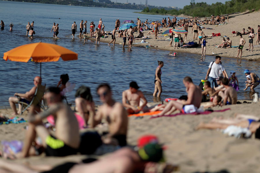 En estos días de de Mundial, los habitantes de Volgogrado combaten el calor con un chapuzón en el río Volga, a cuya orilla se levanta una de las sedes del campeonato