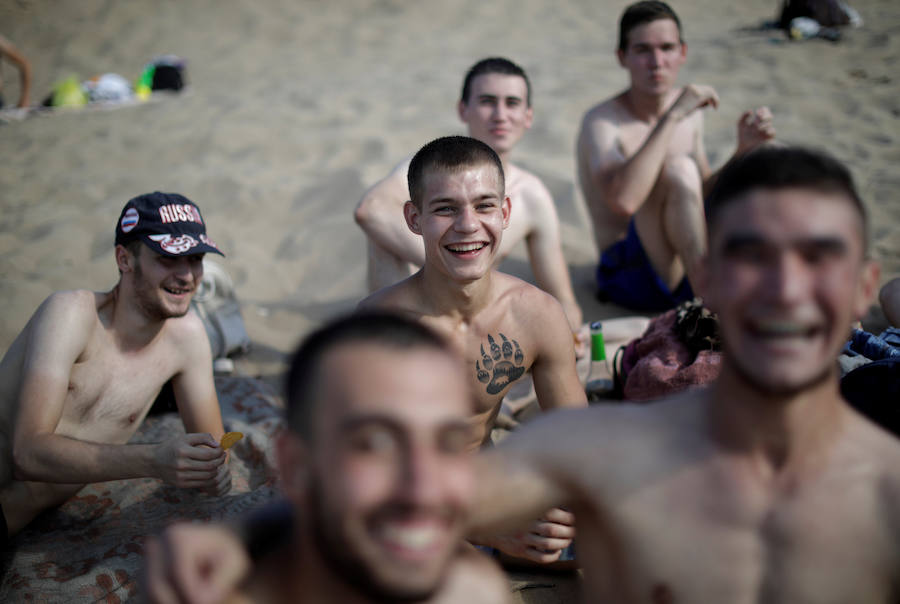 En estos días de de Mundial, los habitantes de Volgogrado combaten el calor con un chapuzón en el río Volga, a cuya orilla se levanta una de las sedes del campeonato