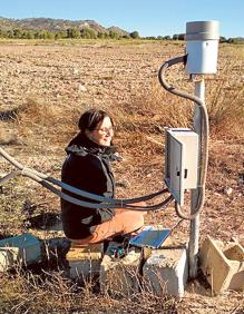 Imagen secundaria 2 - 1. Trabajos de medición de los procesos de erosión en los cultivos de almendros de secano de Los Escuderos. | 2. Toma de medidas de emisiones de CO2 en Los Alhagüeces. | 3. Descarga de datos de la monitorización del clima y del suelo en las parcelas de almendros de Los Alhagüeces. 