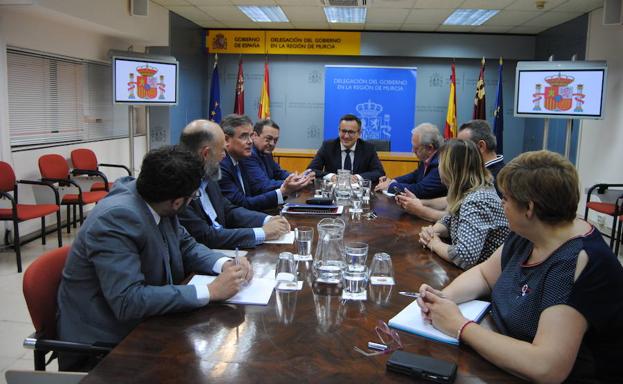 El delegado de Gobierno en la Región de Murcia, Diego Conesa, se reúne con representantes de Croem, UGT, Comisiones Obreras, Ucomur y Amusal.