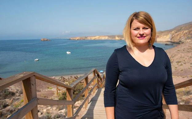 La alcaldesa Alicia Jiménez invita a visitar las playas de Mazarrón.
