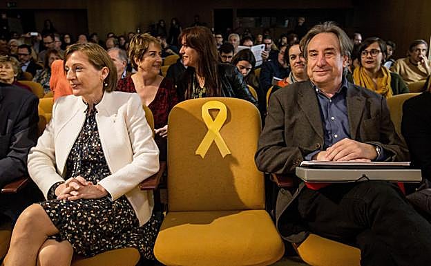 Juanjo Puigcorbé junto a la expresidenta del Parlament Carme Forcadell.