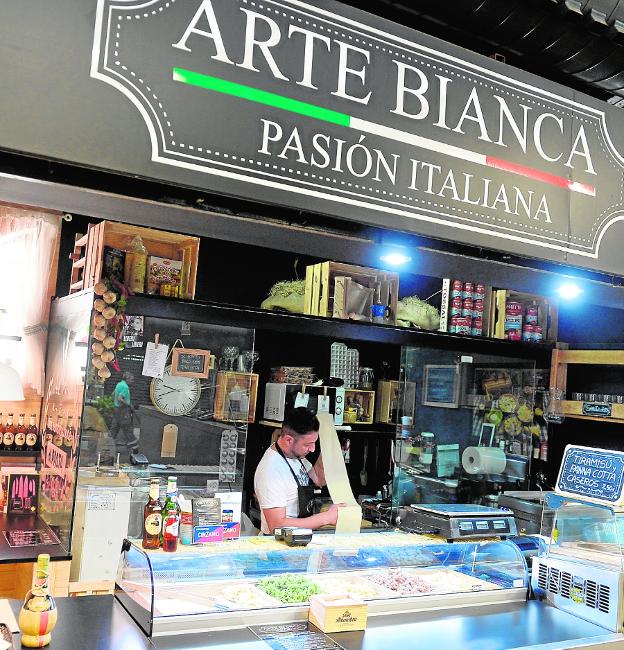 Elaborando pasta fresca en Arte Bianca, en el mercado de Verónicas. 