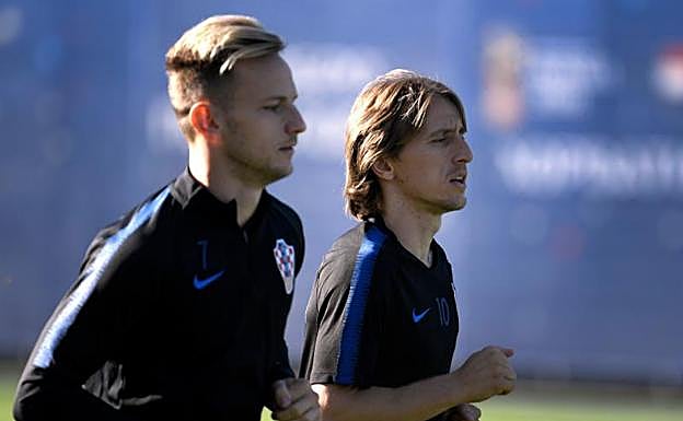 Ivan Rakitic, entrenando junto a Luka Modric. 
