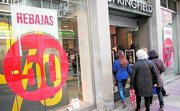 Clientas accediendo a un establecimiento de Murcia con rebajas. 
