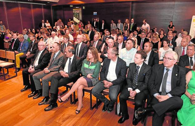 Los asistentes llenaron el salón en la asamblea de Amusal, en el hotel Nelva de Murcia. 