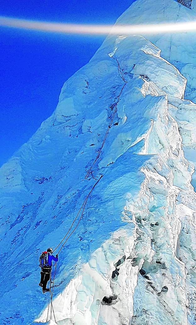 Antonio Alpañez escala un tramo del Amadablam. 