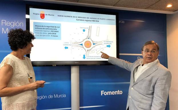 La alcaldesa de Puerto Lumbreras, María Ángeles Túnez, y el consejero Patricio Valverde presentando la nueva glorieta.