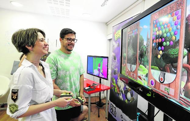 Dos jóvenes prueban un videojuego, ayer, en un espacio del Ceeim, en Espinardo. 