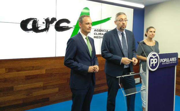 El consejero de Empleo, Universidades, Empresa y Medio Ambiente, Javier Celdrán, y el portavoz parlamentario del PP, Víctor Manuel Martínez, durante la presentación de la entidad, este martes.