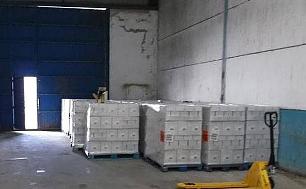 La nave industrial en la que la Guardia Civil encontró la mercancía robada a varios camiones en la Región y Guadalajara.