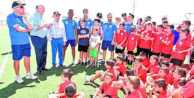 Del Bosque. El exseleccionador nacional charla con los jugadores y técnicos del campus de fútbol de Fortuna. 