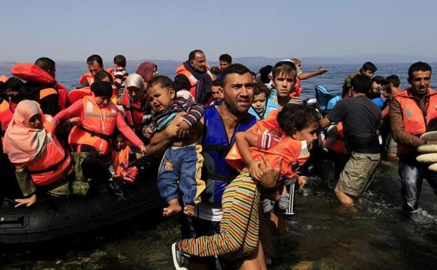 Refugiados sirios llegan a Lesbos prodecentes de Turquía. 