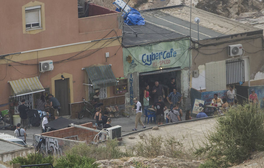 Una productora graba hoy varias escenas de la saga cinematográfica en el barrio, convertido por unas pocas horas en un suburbio mexicano