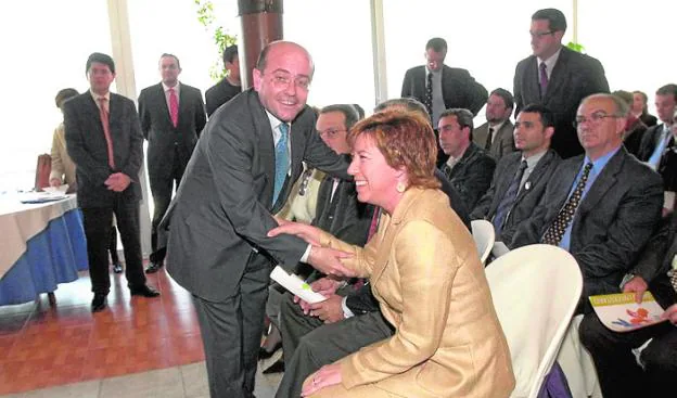 José Antonio Alonso y Pilar Barreiro, en 2003 en la presentación de Puerta Nueva. A la izquierda, Agustín Alonso. 